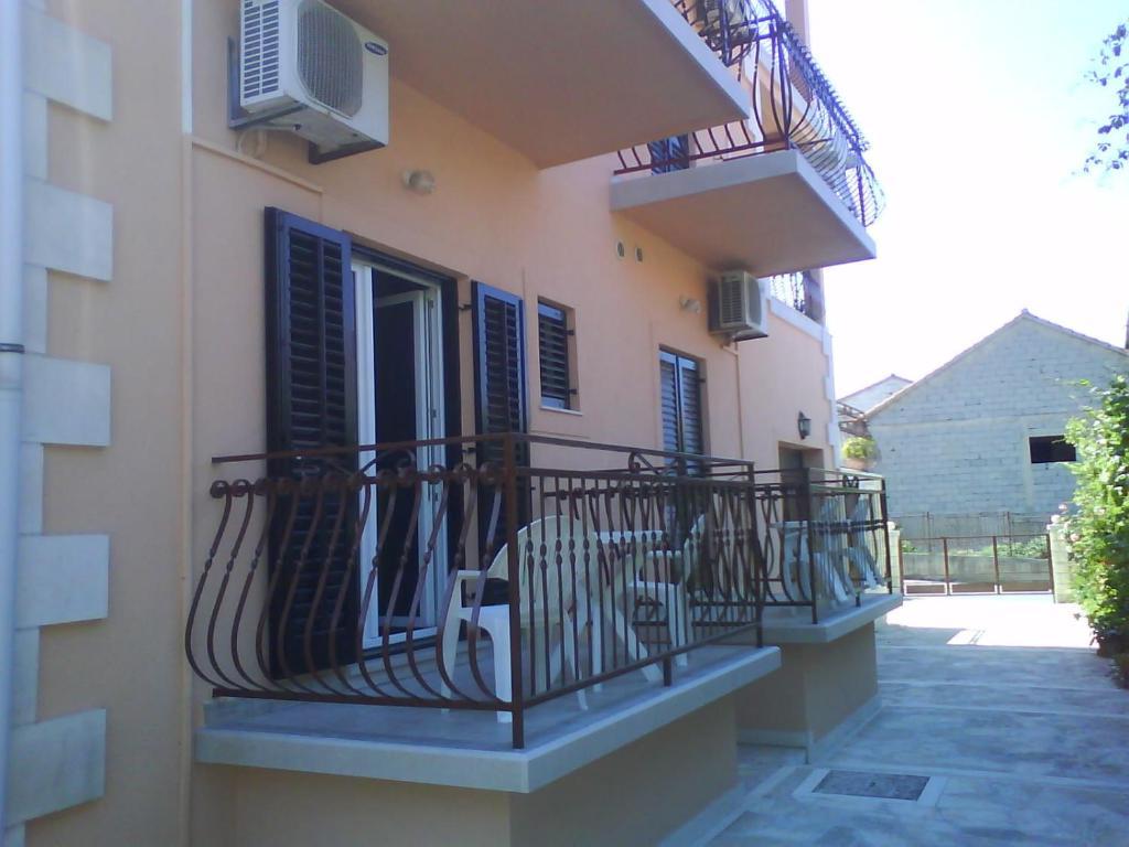 Rooms & Studio Villa Tatjana Supetar Exteriör bild